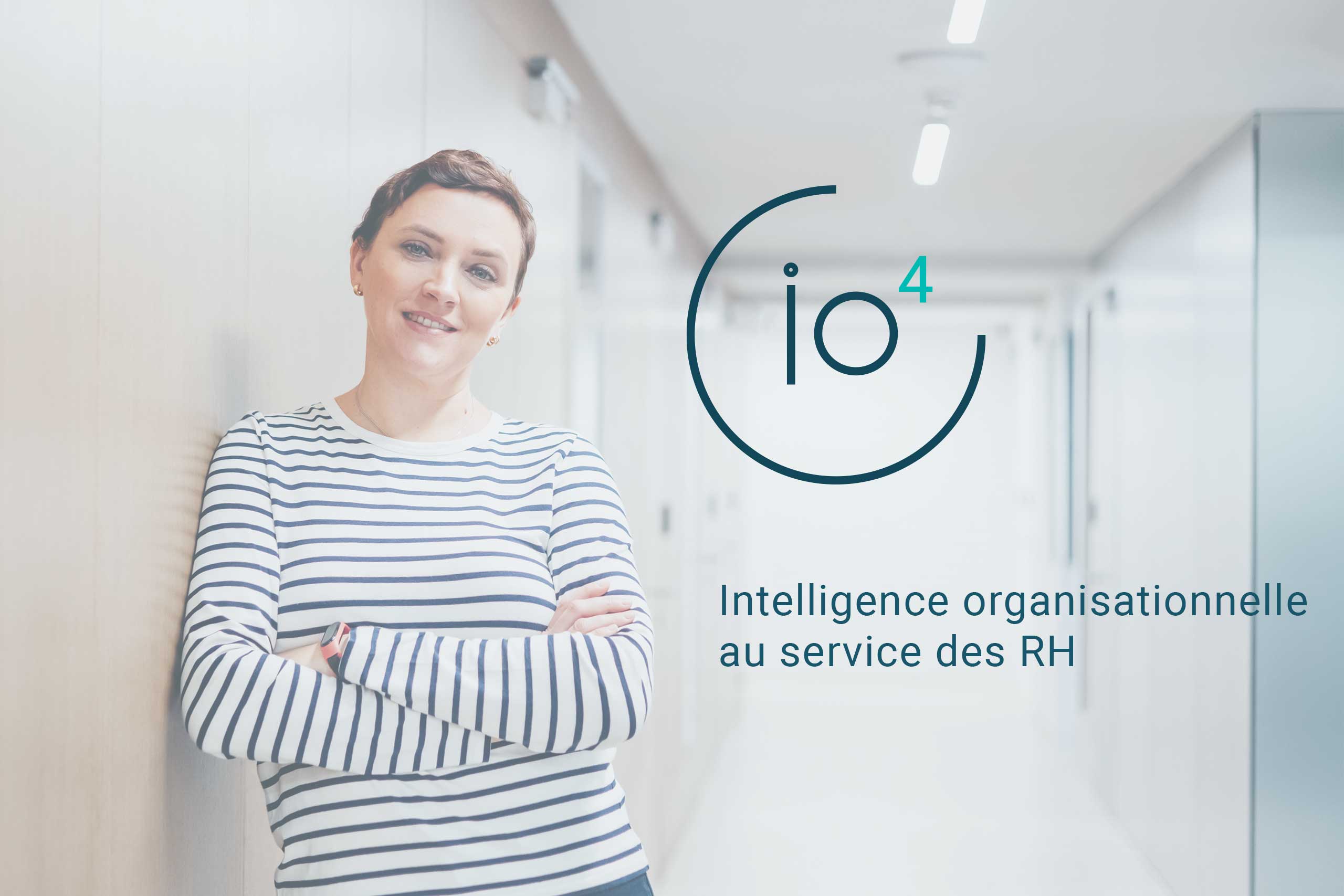 Jeune personne regardant la caméra, symbolisant l'innovation en intelligence organisationnelle.