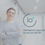 Jeune personne regardant la caméra, symbolisant l'innovation en intelligence organisationnelle.