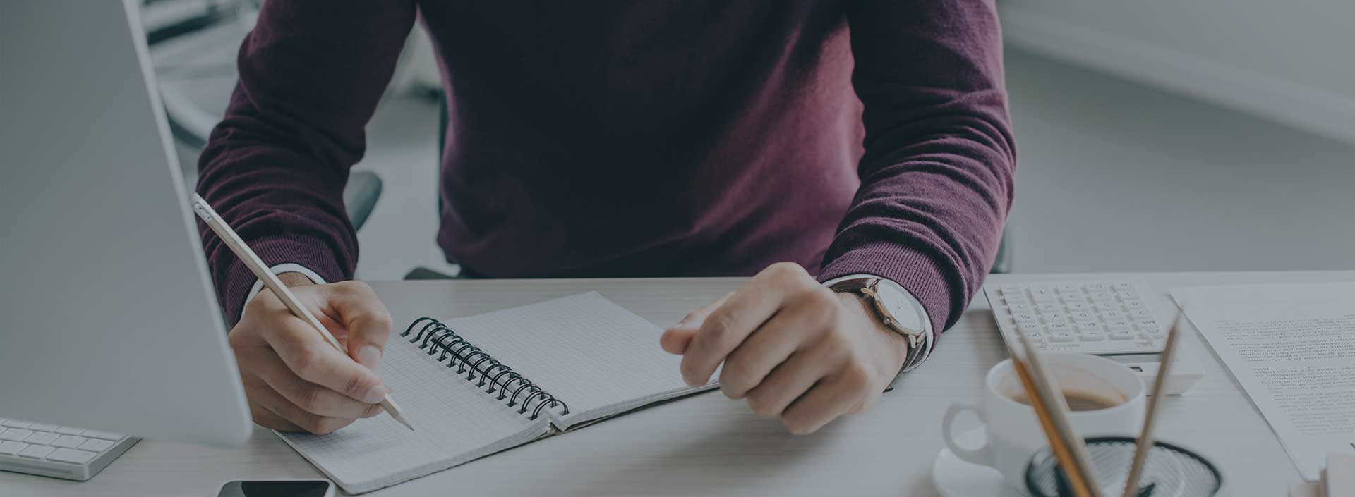 Personne concentrée sur la planification et le travail sur son bureau.