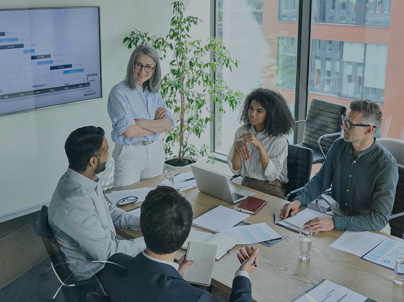 Équipe travaillant ensemble sur un projet dans un environnement professionnel, illustrant plaisir et succès au travail.