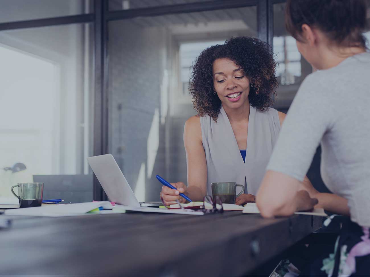 Coaching rapproché dans un environnement professionnel, représentant concentration et succès.